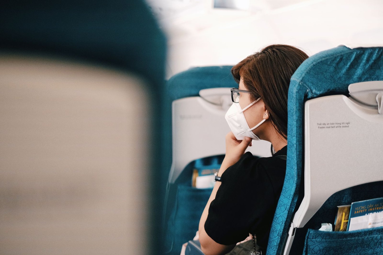 A family sitting together in an airplane row following the 2026 airline family seating rules.