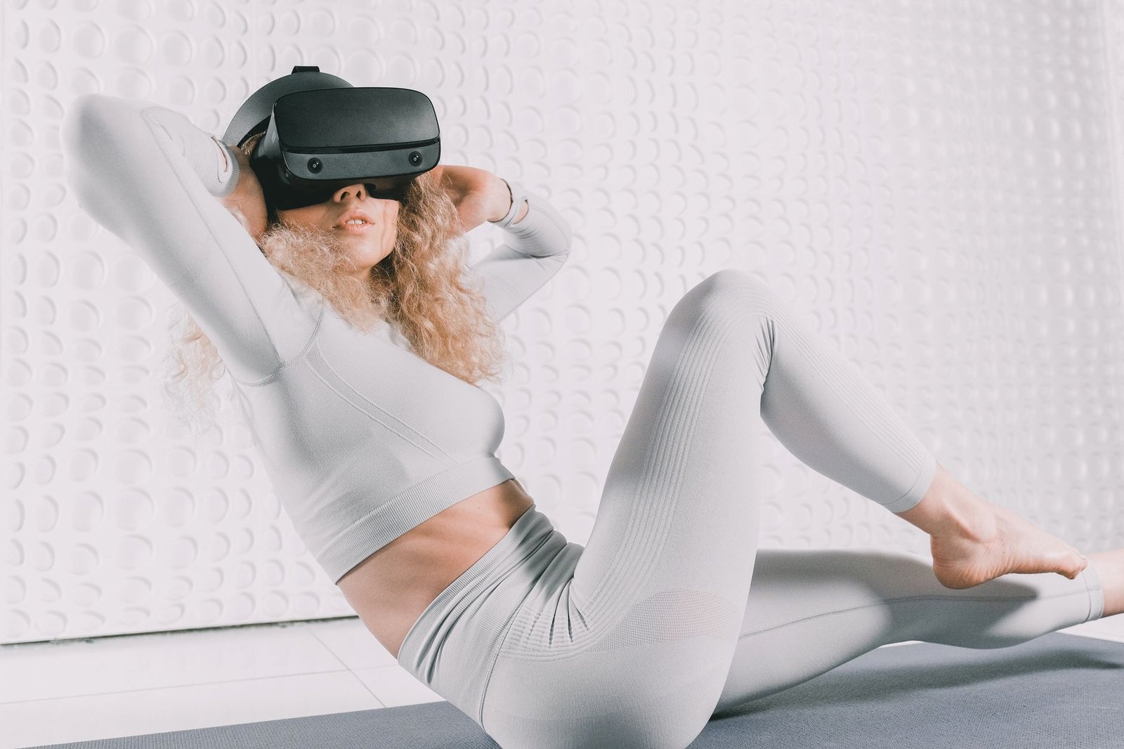 A high-tech smart home gym featuring AI fitness mirrors and robotic resistance equipment in a modern apartment.