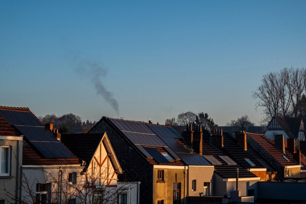 Modern home with solar panels and a battery storage system illustrating the 2026 net metering rules. practical detail